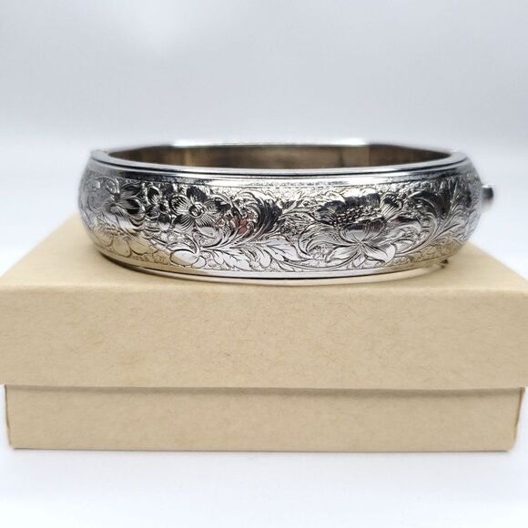 Vintage Hinged Embossed Floral Bangle Bracelet Silvertone Domed Rounded 5/8" - Picture 3 of 6